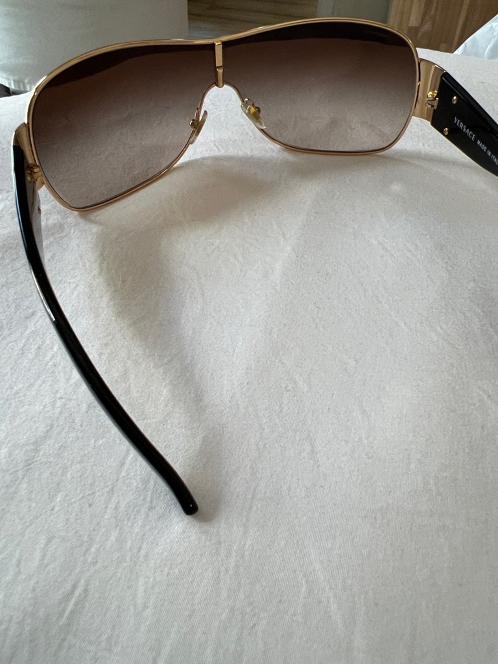 Black and gold - Versace Sunglasses with Case - Picture 5 of 9
